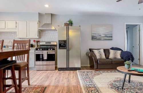 East Terrell Hills Casa | Near Zoo, Alamo, & Downtown! Tranquil and Tropical