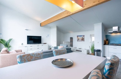 Oude-Tonge Casa | Casa de isla ordenada con hermosa vista y encantadora terraza en la azotea.