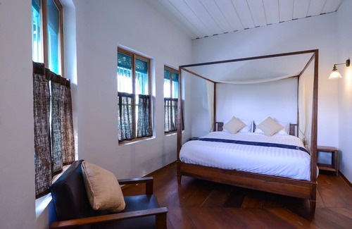 San Chao Pho Suea Casa | Neighbor Phuthon