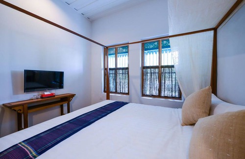 San Chao Pho Suea Casa | Neighbor Phuthon