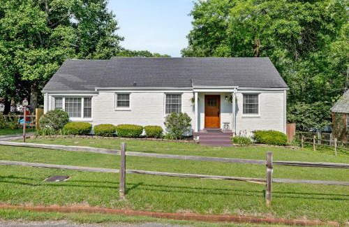 Inglewood Casa | Neighborhood Retreat, Large Yard, Fire Pit
