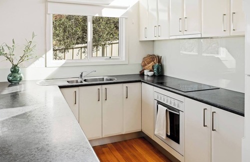 Hobart Central Business District Cabaña | Neilsen Cottage Serene River Views near Hobart CBD
