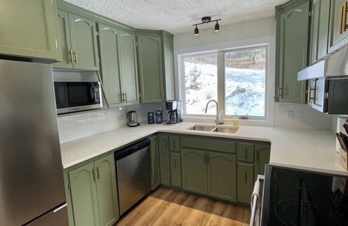 Golden Cabina | Nell’s Mountain Lodge - Movie Theatre|Arcade|Hottub|Fire Pit|Kicking Horse