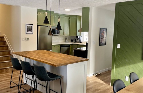 Golden Cabina | Nell’s Mountain Lodge - Movie Theatre|Arcade|Hottub|Fire Pit|Kicking Horse