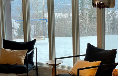 Golden Cabina | Nell’s Mountain Lodge - Movie Theatre|Arcade|Hottub|Fire Pit|Kicking Horse