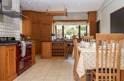 Butcombe Cabaña | NEMPNETT FARMHOUSE, pet friendly, with hot tub in Blagdon
