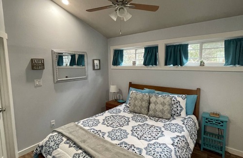Canyon Lake Cabina | Enjoy peace and quiet among the oak trees, with your own private Hot Tub.
