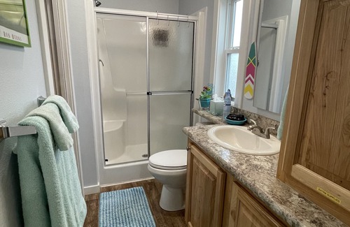 Canyon Lake Cabina | Enjoy peace and quiet among the oak trees, with your own private Hot Tub.