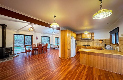 Beveridge Casa | Entire Home in Beveridge 10 guests, 4 bedrooms-7beds and 2baths