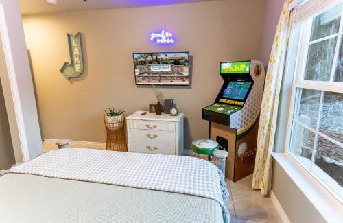 Canyon Lake Casa | Neon Vibes Outdoor TV Hot Tub Arcade Room