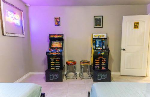 Canyon Lake Casa | Neon Vibes Outdoor TV Hot Tub Arcade Room