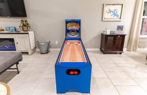 Canyon Lake Casa | Neon Vibes Outdoor TV Hot Tub Arcade Room