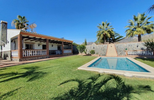 Frigiliana Villa | Nerja: VILLA CON AIRE ACONDICIONADO ( FRIO Y CALOR), CON PISCINA PRIVADA Y JARDINES, EN NERJA ( MÁLAGA) COSTA DEL SOL