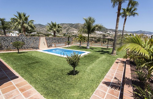 Frigiliana Villa | Nerja: VILLA CON AIRE ACONDICIONADO ( FRIO Y CALOR), CON PISCINA PRIVADA Y JARDINES, EN NERJA ( MÁLAGA) COSTA DEL SOL