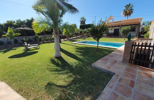 Frigiliana Villa | Nerja: VILLA CON AIRE ACONDICIONADO ( FRIO Y CALOR), CON PISCINA PRIVADA Y JARDINES, EN NERJA ( MÁLAGA) COSTA DEL SOL