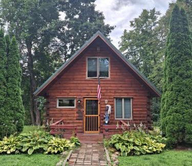 New Bedford Casa | Neshannock Creekside Log Cabin