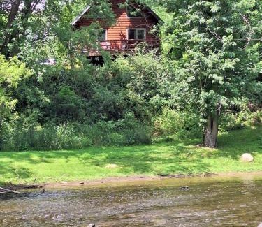 New Bedford Casa | Neshannock Creekside Log Cabin