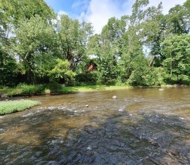 New Bedford Casa | Neshannock Creekside Log Cabin