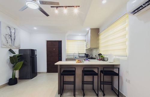 Sekondi-Takoradi Apartamento | NEST 1: Stylish 2BR with premium finishes, custom décor & stunning views.