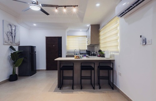Sekondi-Takoradi Apartamento | NEST 1: Stylish 2BR with premium finishes, custom décor & stunning views.