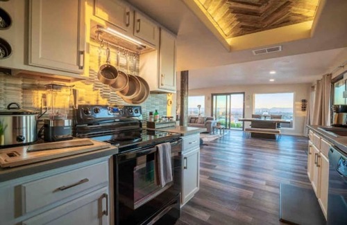 North Mountain Casa | "Nest" 360degree views of Phx -friends couples Decks Hot Tub