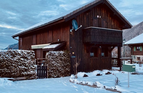 Seytroux Chalet De Esquí | Nestled between the mountains and the lake you will find this charming chalet!