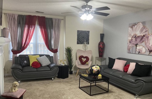 Greenbrier West Condominio | Nestled in a quiet condo, just 15 minutes from VA Beach boardwalk. Sleeps five.