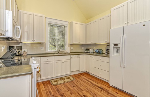 Bald Head Island Casa | Nestled in Keepers Landing neighborhood at this cozy two bedroom home! Access to both clubs