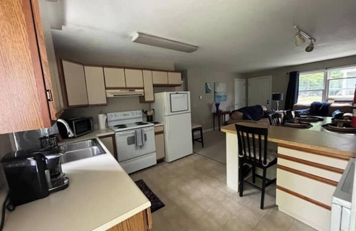 Meredith Apartamento | Nestled right between 2 amazing lakes!