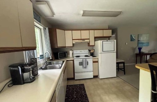 Meredith Apartamento | Nestled right between 2 amazing lakes!