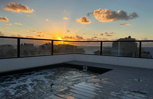 Netanya Apartamento | Netanya View Double Suite with a private heated pool for a perfect getaway.