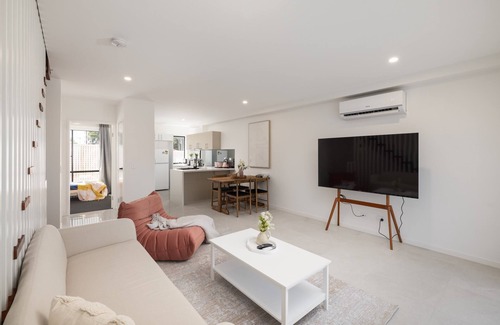 Southport Casa | Netflix, Brand new 4BR,Fast NBN,AC, Free Parking