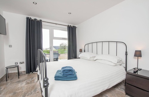 Pembroke Casa | Nethercote, Holiday Property Freshwater East, Sleeps 10, 5 bedrooms, bathrooms