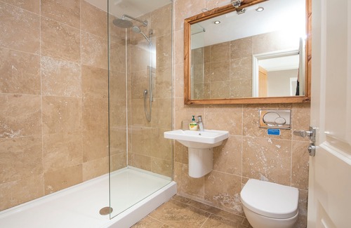 Pembroke Casa | Nethercote, Holiday Property Freshwater East, Sleeps 10, 5 bedrooms, bathrooms