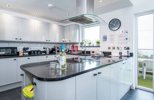 Pembroke Casa | Nethercote, Holiday Property Freshwater East, Sleeps 10, 5 bedrooms, bathrooms