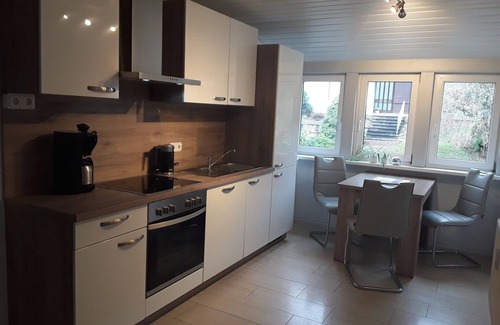 Gemuenden Apartamento | Apartamento recién amueblado con espacio para guardar bicicletas.