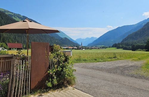 Bach Apartamento | Neu! Ferienwohnung Alpenblume für 2 Personen mit Terrasse und überdachtem Balkon