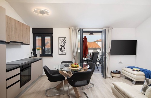Medulin Apartamento | Neues, Modernes Ferienhaus, Direkt am Meer, nur 30m vom Strand Entfernt