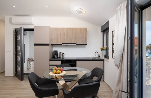 Medulin Apartamento | Neues, Modernes Ferienhaus, Direkt am Meer, nur 30m vom Strand Entfernt