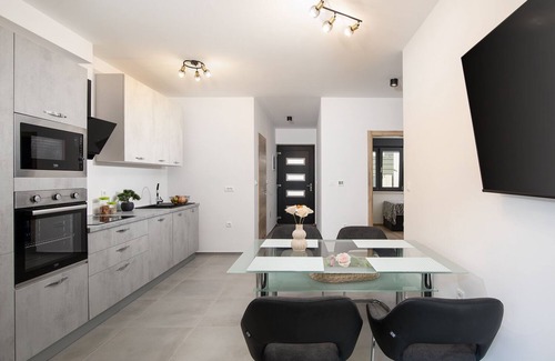 Medulin Apartamento | Neues, Modernes Ferienhaus, Direkt am Meer, nur 30m vom Strand Entfernt