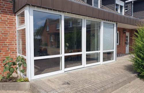 Schwerin Apartamento | Neumühler Hof Ferienwohnung "Stefan" bietet 4 Schlafzimmer und 4 Bäder , eine Große Badewanne und großer Terrasse zum Garten, kostenfreie Parkmöglichkeiten