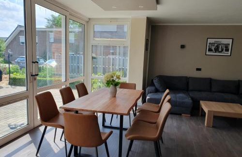 Schwerin Apartamento | Neumühler Hof Ferienwohnung "Stefan" bietet 4 Schlafzimmer und 4 Bäder , eine Große Badewanne und großer Terrasse zum Garten, kostenfreie Parkmöglichkeiten