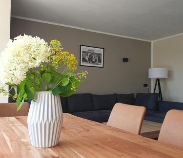 Schwerin Apartamento | Neumühler Hof Ferienwohnung "Stefan" bietet 4 Schlafzimmer und 4 Bäder , eine Große Badewanne und großer Terrasse zum Garten, kostenfreie Parkmöglichkeiten