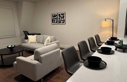 Uptown Apartamento | Neutral Nest Long-Term Minimalist Living in Prime Victory Park