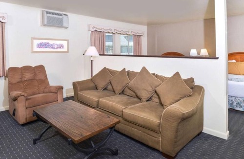 Solvang Hotel | Neverland Adventure! 2 Units w/ Continental Breakfast, Near Alisal Commons Park!