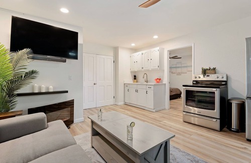 Campanil Casa | NEW 1 BD Sweet Hendry's Hideaway by the Beach – Hope Ranch!