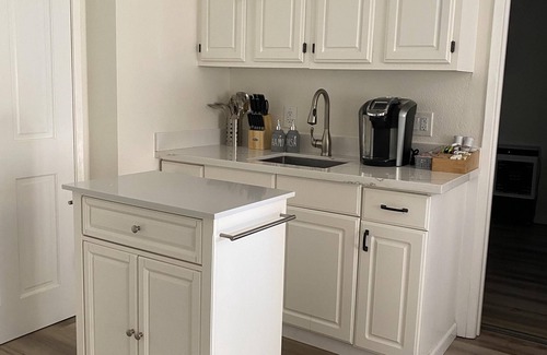 Campanil Casa | NEW 1 BD Sweet Hendry's Hideaway by the Beach – Hope Ranch!