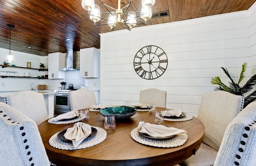 Palma Sola Casa | 🏝️NEW! 10% off per week, Beach 6 miles, Free Pool Heat, Remodel, 4BR 2500sf