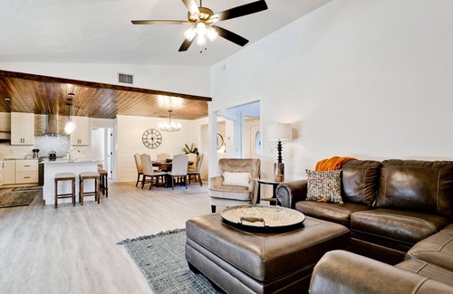 Palma Sola Casa | 🏝️NEW! 10% off per week, Beach 6 miles, Free Pool Heat, Remodel, 4BR 2500sf