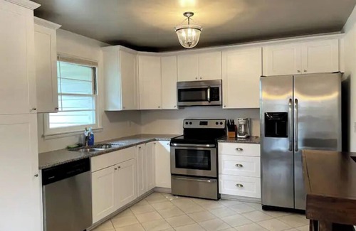 Melrose Casa | New! 12 South 4 Bedroom Close to Everything